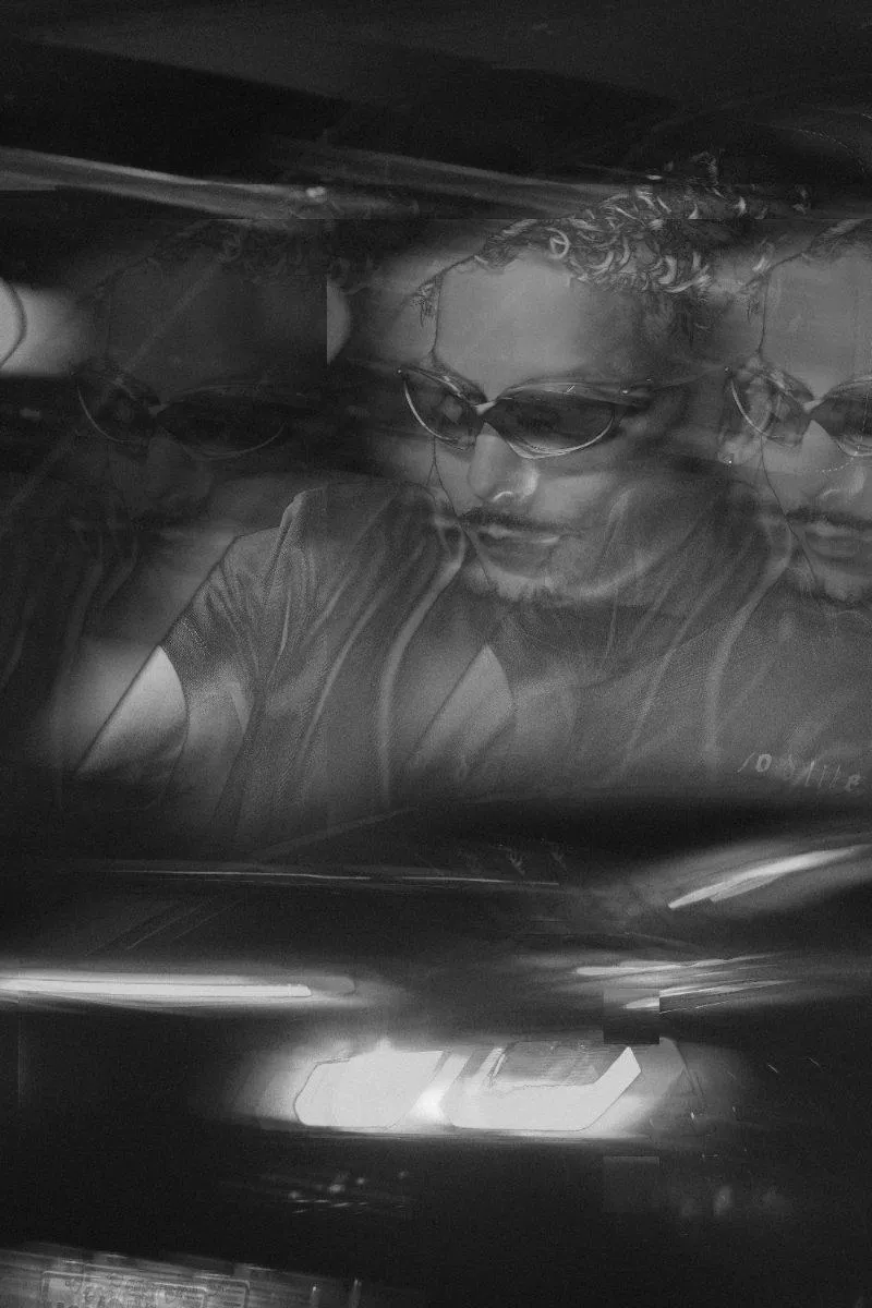 Edición de movimiento: modelo con lentes dentro de un auto