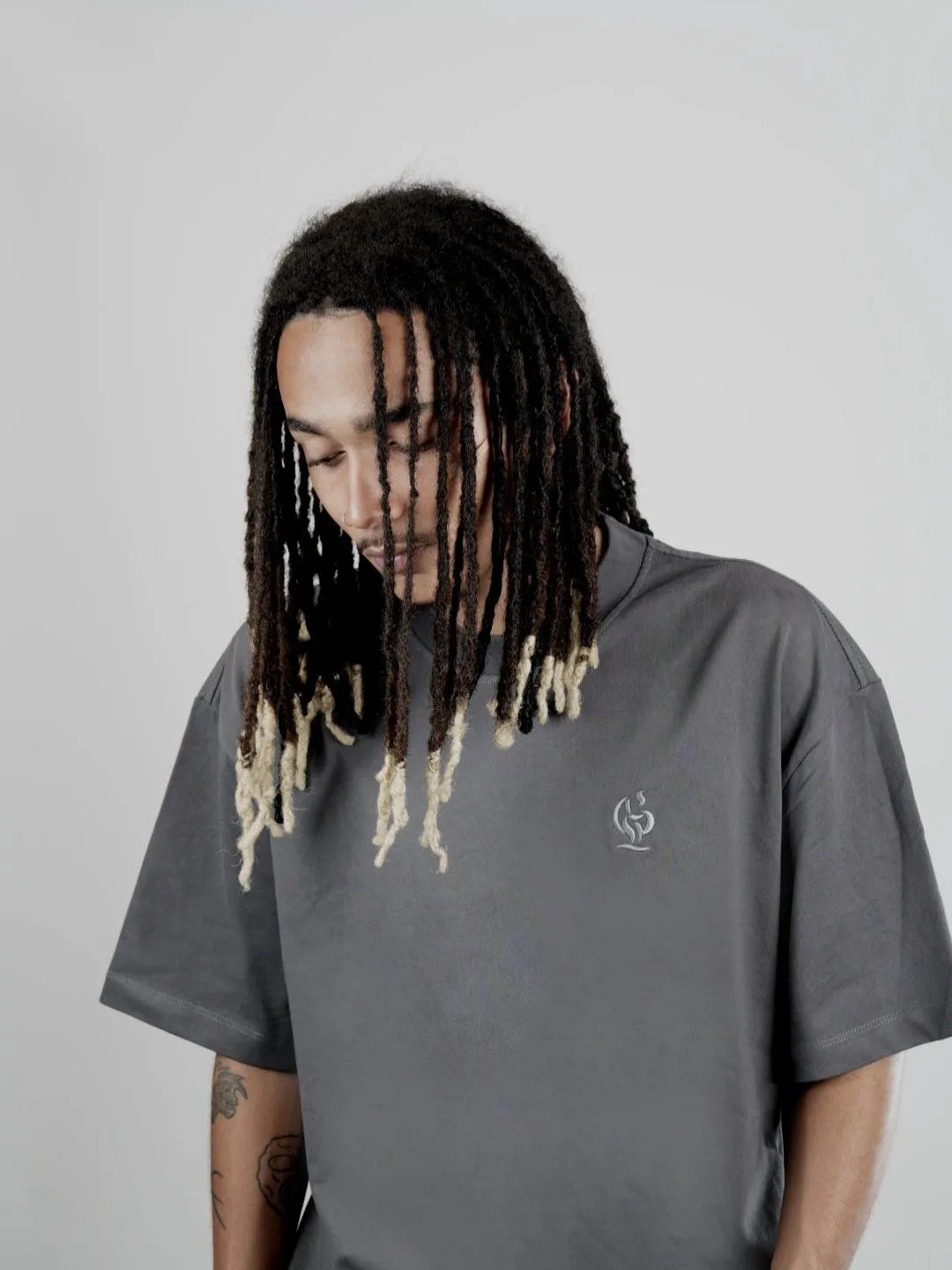 Core Tee Gris — foto de campaña 1