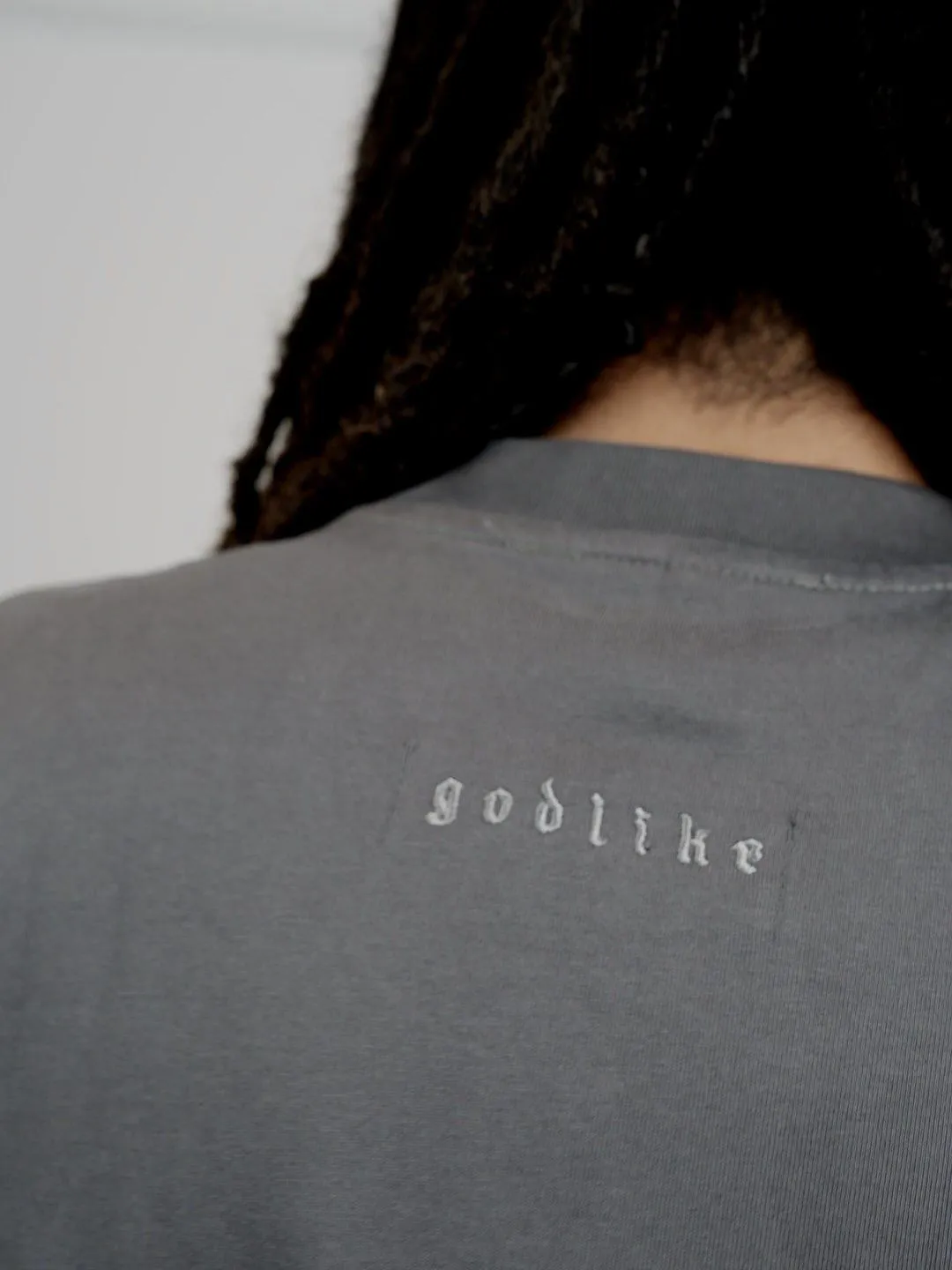 Core Tee Gris — foto de campaña 2