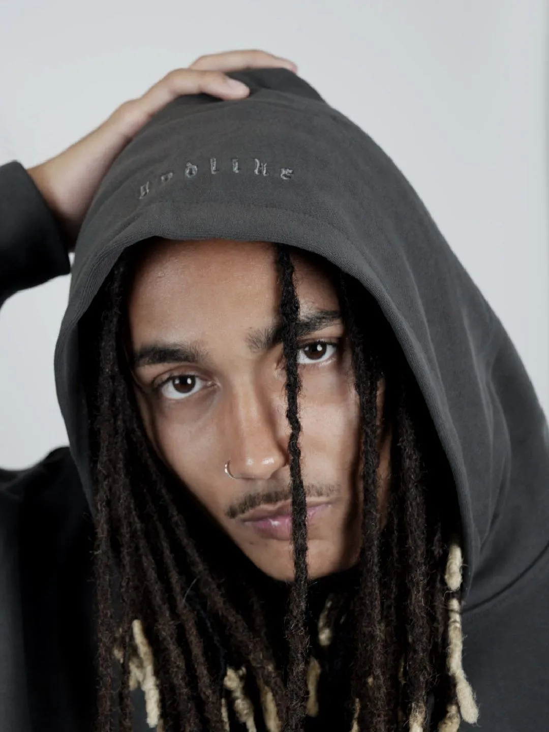 Core Hoodie Gris — foto de campaña 2