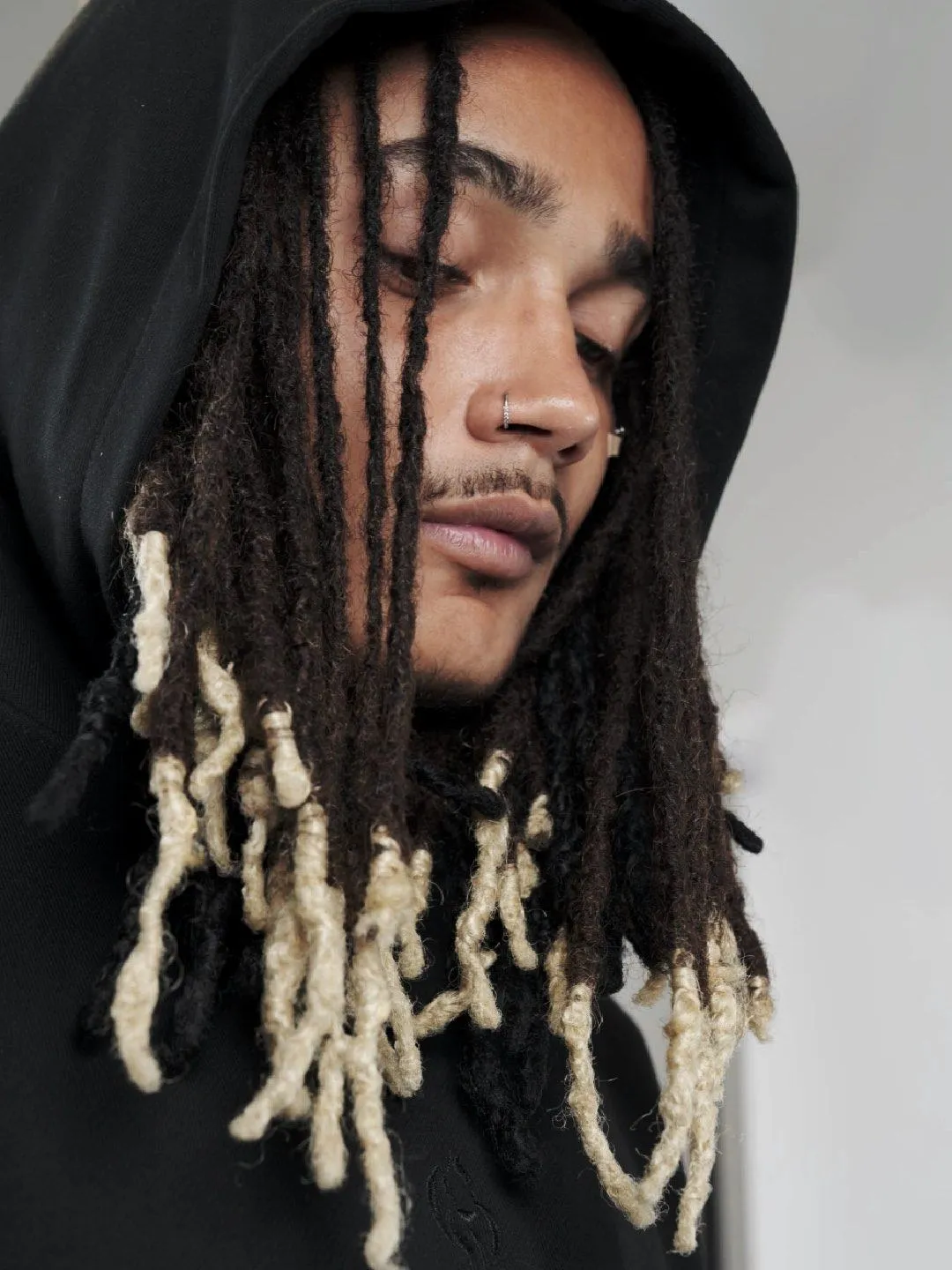 Core Hoodie Negro — foto de campaña 4
