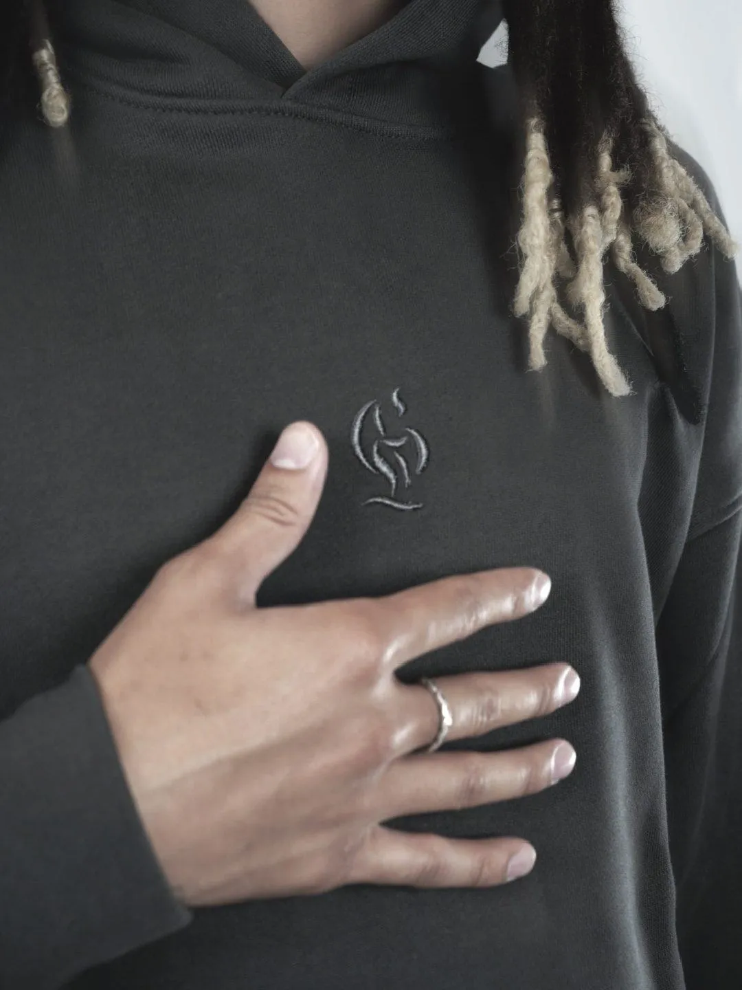 Core Hoodie Gris — foto de campaña 3