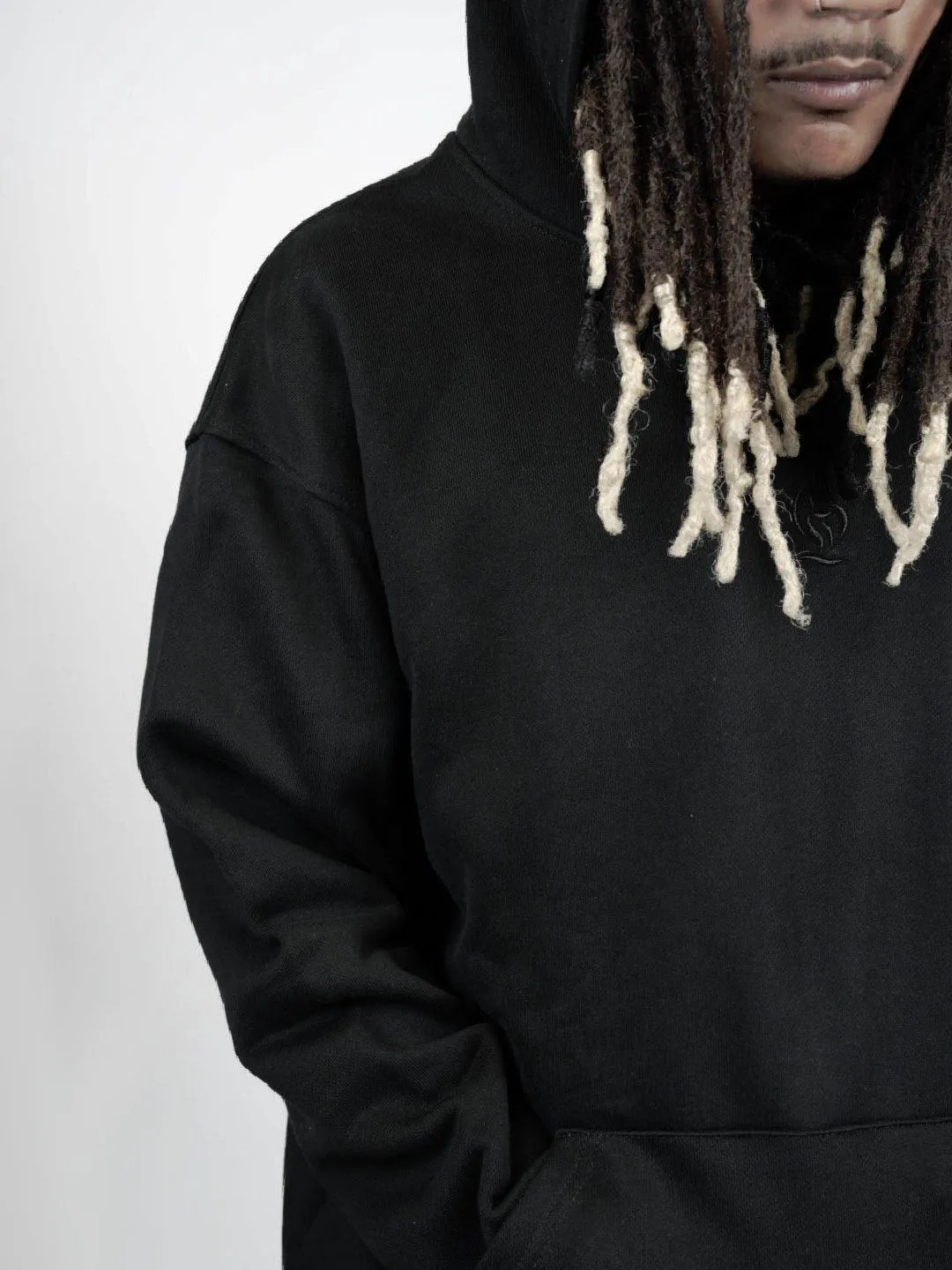 Core Hoodie Negro — foto de campaña 3