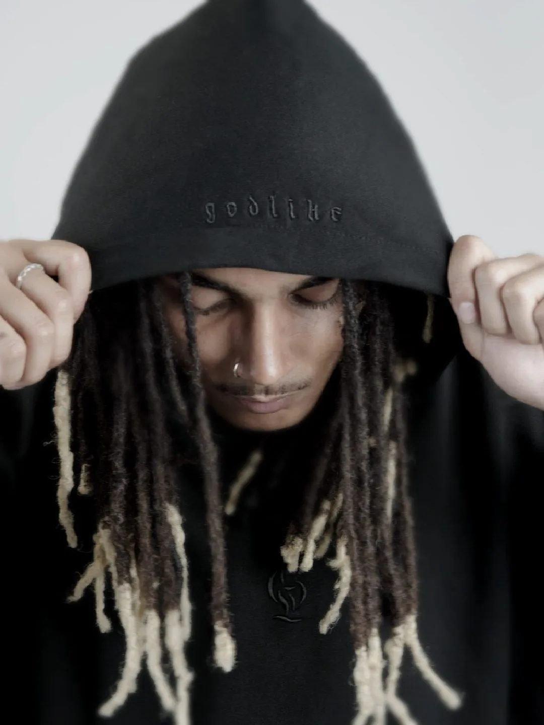 Core Hoodie Negro — foto de campaña 2
