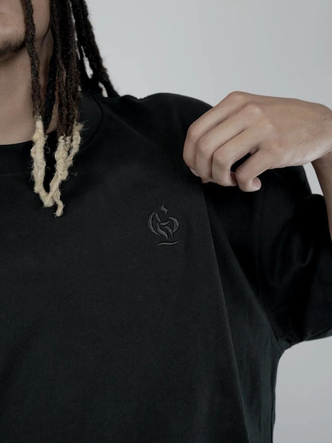 Core Tee Negro — foto de campaña 3
